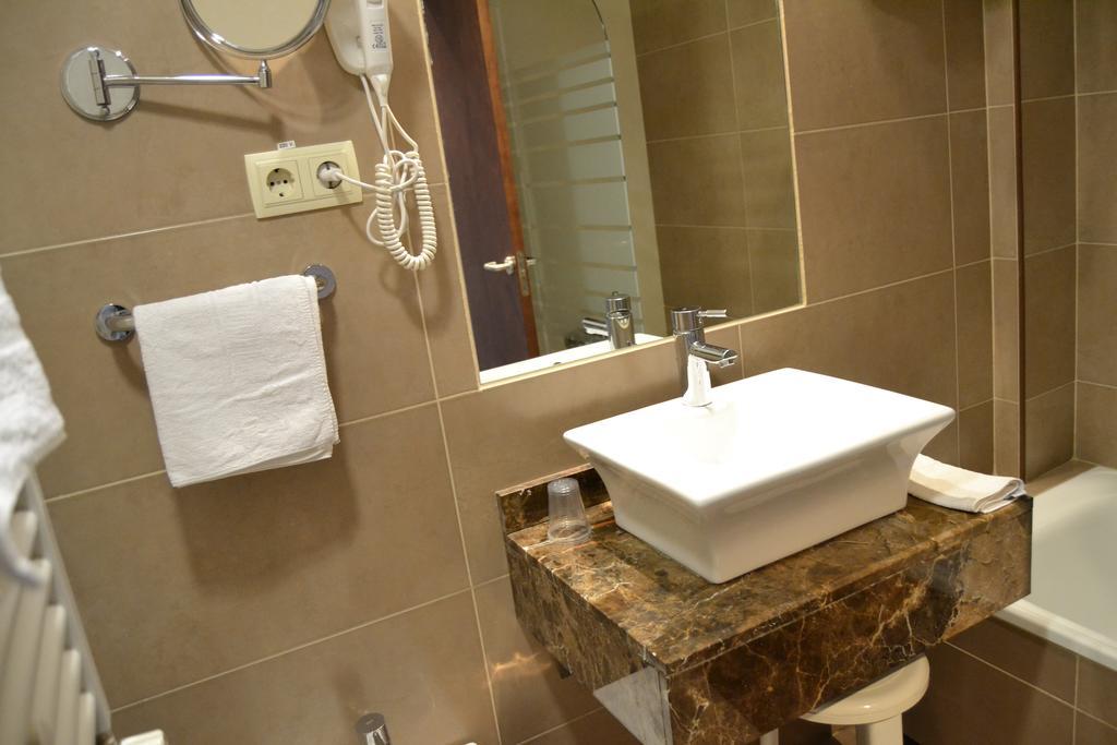 Hotel Apartamentos Don Juan I Alcalá de Henares Zewnętrze zdjęcie